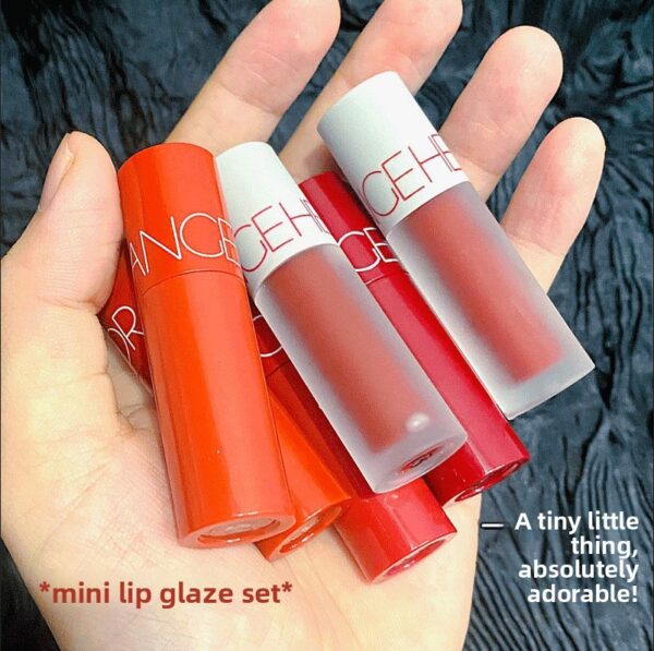 Bright and cool-toned lip gloss